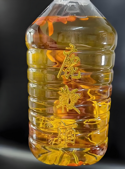 轻量级干鹿鞭（30-50 克）搭配 3-5 斤白酒适合小容量泡制